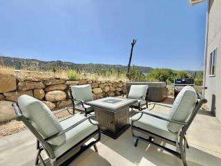 Updated townhouse just minutes from Zion with hot tub - 9