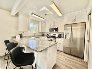 Updated townhouse just minutes from Zion with hot tub - 4