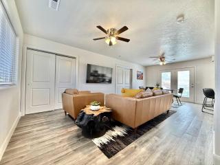 Updated townhouse just minutes from Zion with hot tub - 3
