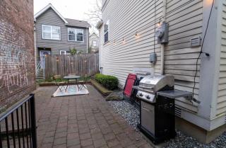 Adorable Cozy House with Parking and Loft! - Seattle - 2