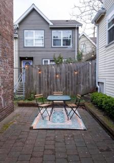 Adorable Cozy House with Parking and Loft! - Seattle - 3