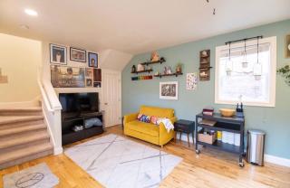 Adorable Cozy House with Parking and Loft! - Seattle - 8