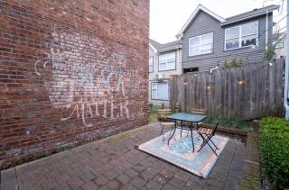 Adorable Cozy House with Parking and Loft! - Seattle - 9