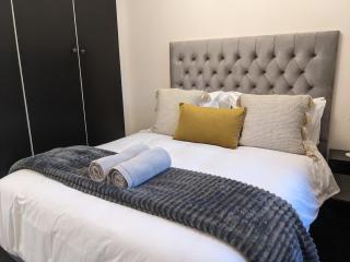 Designer garden 2 Bed apartment 1km to Mandela Sq - 4