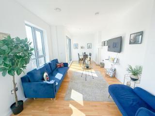 Lux 3-Bedroom Penthouse in Battersea with 3 Private Balconies near Clapham , Nine Elms by Staylio London - 7