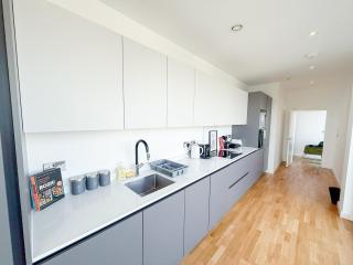Lux 3-Bedroom Penthouse in Battersea with 3 Private Balconies near Clapham , Nine Elms by Staylio London - 6
