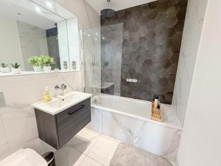 Lux 3-Bedroom Penthouse in Battersea with 3 Private Balconies near Clapham , Nine Elms by Staylio London - 4