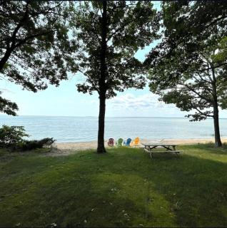 Quaint Cottage on the Sandy Shores of Lake Michigan - 9