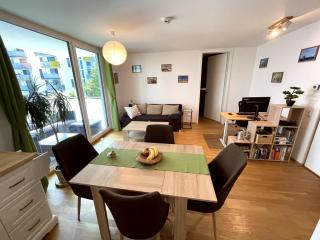 Quiet Private Room, Balcony & Workspace - Shared Bathroom - Frankfurt am Main - 8