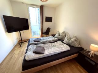 Quiet Private Room, Balcony & Workspace - Shared Bathroom - Frankfurt am Main - 7
