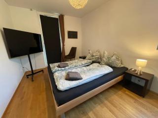 Quiet Private Room, Balcony & Workspace - Shared Bathroom - Frankfurt am Main - 6