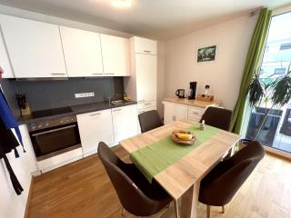 Quiet Private Room, Balcony & Workspace - Shared Bathroom - Frankfurt am Main - 5