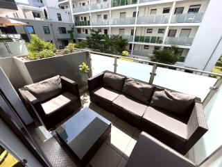Quiet Private Room, Balcony & Workspace - Shared Bathroom - Frankfurt am Main - 9