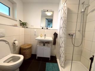 Quiet Private Room, Balcony & Workspace - Shared Bathroom - Frankfurt am Main - 2