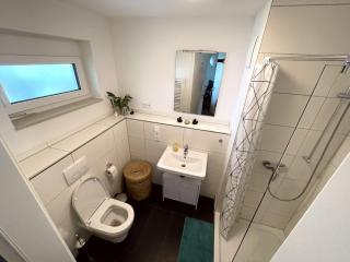 Quiet Private Room, Balcony & Workspace - Shared Bathroom - Frankfurt am Main - 1