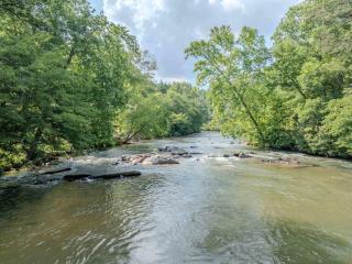 Riverfront Home w Gameroom & Screened Porch - 4