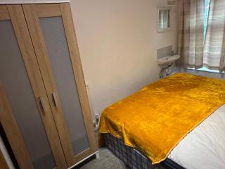 Cosy 4 Bedroom Walsall House - Free WiFi & Parking - Bescot - 1