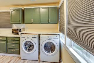 2 Mi to Dtwn Tacoma Charming Home with Deck and Yard! - Tacoma - 2