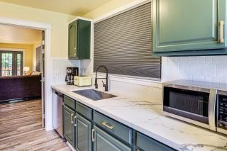 2 Mi to Dtwn Tacoma Charming Home with Deck and Yard! - Tacoma - 1