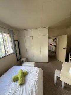 Apartment in Victoria SW1, spacious Thames riverside one bedroom flat - London - 1