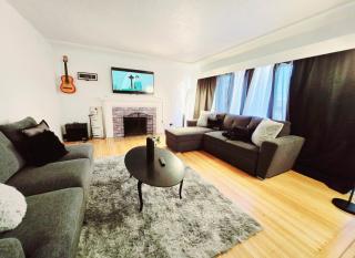 HOMEY 2BR Relaxing house WITH PRIVATE PARKING 4 MINS TO METROTOWN - Burnaby - 8