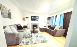 HOMEY 2BR Relaxing house WITH PRIVATE PARKING 4 MINS TO METROTOWN - Burnaby - 3