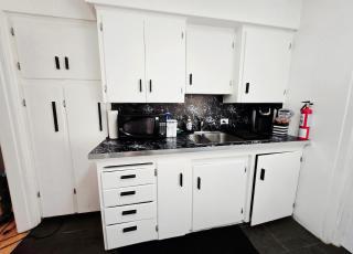 HOMEY 2BR Relaxing house WITH PRIVATE PARKING 4 MINS TO METROTOWN - Burnaby - 2