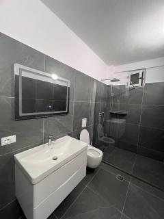Monochrome Apartment By Adriatic Living - Durazzo - 4