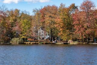 Cozy Lakefront Poconos Cabin Hot Tub Kayaks - 0