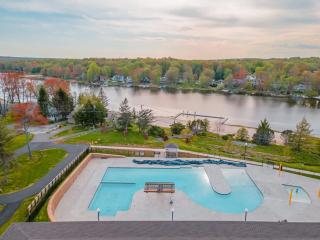 Cozy Lakefront Poconos Cabin Hot Tub Kayaks - 5