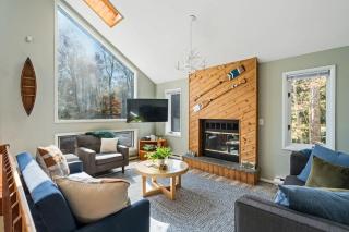 Cozy Lakefront Poconos Cabin Hot Tub Kayaks - 4