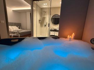 Lunarist Luxury Jacuzzi Suites - Blloku Tirana - 4