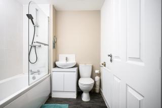 Modern 2 Bed Flat, Wifi, Parking, Self Check-in, Sleeps 5, 2 bathrooms, Close to Stepping Hill & Motorways - Stockport - 7