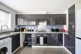 Modern 2 Bed Flat, Wifi, Parking, Self Check-in, Sleeps 5, 2 bathrooms, Close to Stepping Hill & Motorways - Stockport - 2
