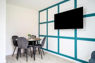 Modern 2 Bed Flat, Wifi, Parking, Self Check-in, Sleeps 5, 2 bathrooms, Close to Stepping Hill & Motorways - Stockport - 1