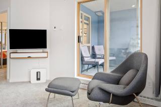 1BR Stylish Condo central Village Location with Private Balcony - Whistler - 3