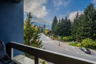 1BR Stylish Condo central Village Location with Private Balcony - Whistler - 4