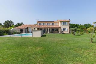 Villa Garden & Pool - 1