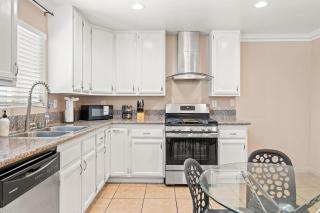Modern Family Home w Full Amenities & Near ONT - Pomona - 4