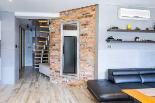 Santa Claus' Loft - Near Market Square with AC - 4
