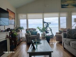 You Private Beach Retreat is your Backyard! - - 2