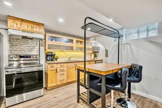 The Owlet NWCalgary QueenBD PrivateSuite - Calgary - 8