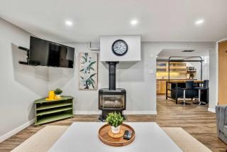 The Owlet NWCalgary QueenBD PrivateSuite - Calgary - 3