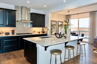 Strawberry Fields 4BD Family Movie Room Office - Calgary - 8