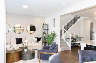 Strawberry Fields 4BD Family Movie Room Office - Calgary - 6