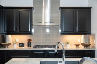 Strawberry Fields 4BD Family Movie Room Office - Calgary - 3