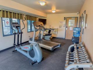 Super 8 by Wyndham High River AB - High River - 7