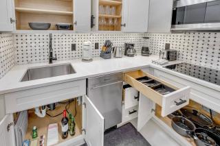 Queen 2 Twin 1BR Close to Everything - 7