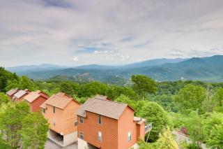 Smokies Condo 3 Mi to Natl Park and Hot Tub Access - 4
