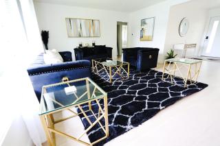 5 Bedroom Luxury Retreat with Heated Pool, Hot Tub and Sauna - London - 8